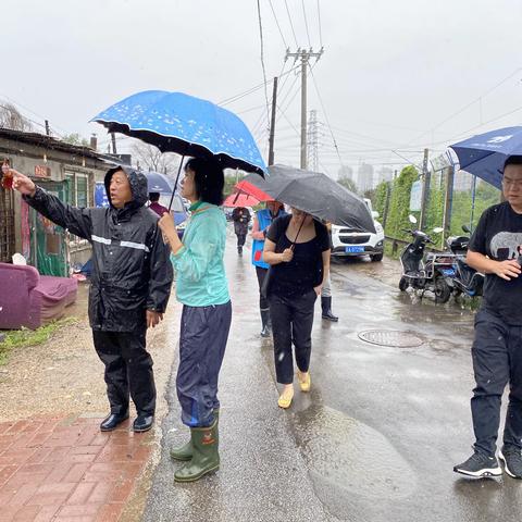 和平区文体局局长韩笑冰等一行冒雨深入“浑河站旧址”考察指导工作