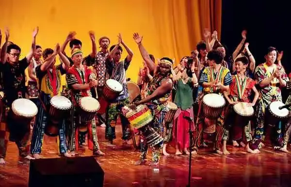 精彩演绎手鼓表演