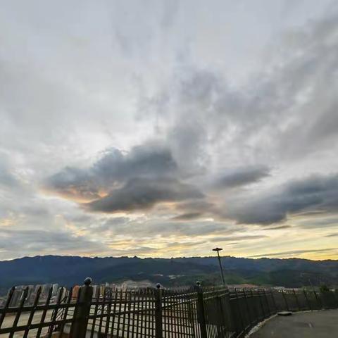 海到尽头天作涯，山登绝顶我为峰。