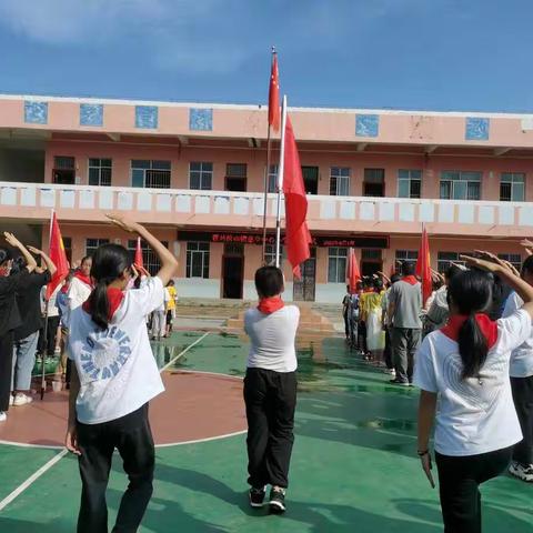 我们光荣加入中国少年先锋队