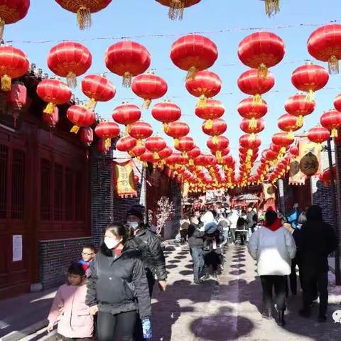 林海雪原、冰雪天地、风花雪月、水乡雪景、寒梅傲雪，大自然赐予的美景令人心旷神怡，犹如走进童话世界、梦