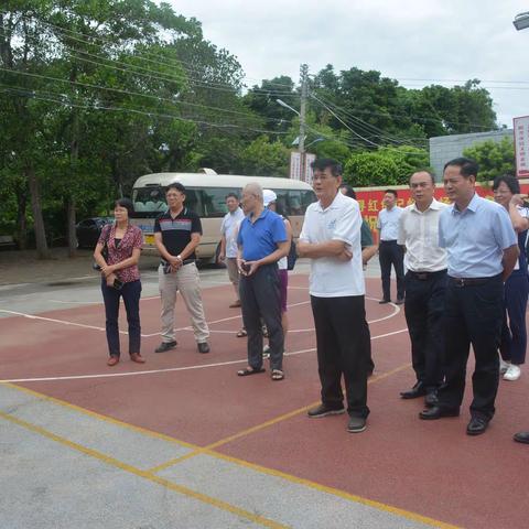 海口市组织退休老干部官宏伟一行到新坡镇调研脱贫攻坚工作