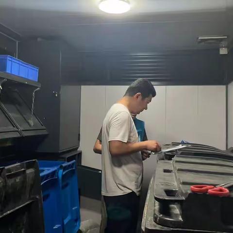 【光明街道】夜巡正兆景嘉园，加强对小区日常管理工作的监督力度