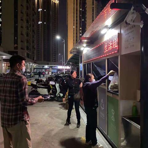 【光明街道】夜巡光明新村、和润家园，加强对小区日常管理工作的监督力度