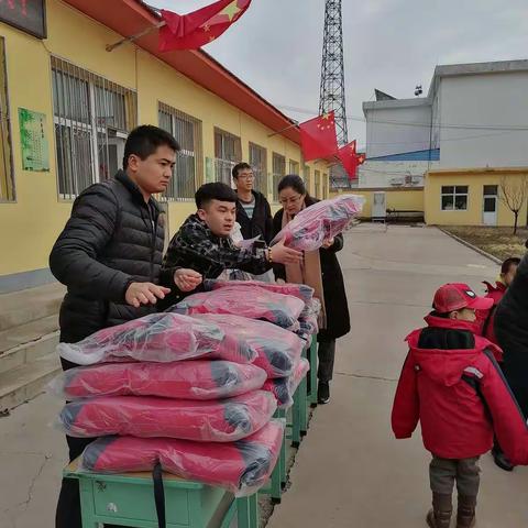 寒冷的冬日  别样的温暖            ------山西明源能源集团党支部为景凤、活凤、官滩小学送去定制的冬季校服