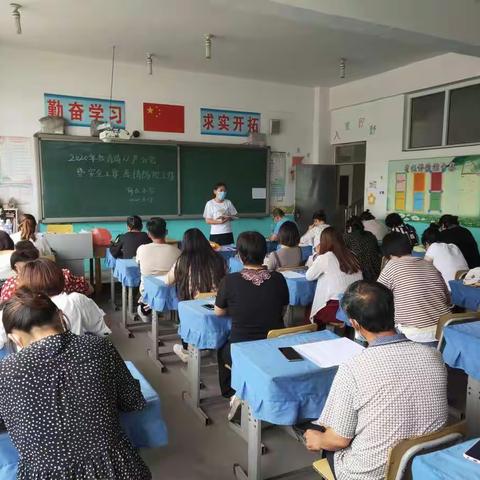 精读上级精神，全面从严治校——油榨镇何庄小学传达上级会议精神纪实