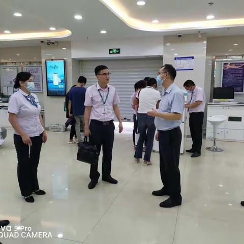 分行党委委员、副行长李瀚华同志一行到遂溪支行开展安全生产检查