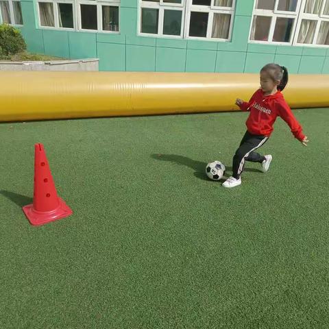 【阳光蓓蕾】足球游戏——保龄球大战