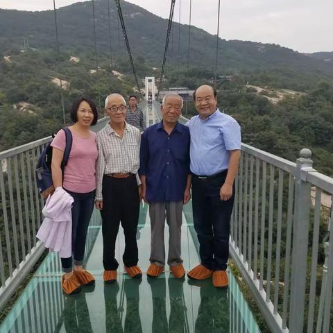 陪两位老人游方城七十二潭玻璃桥