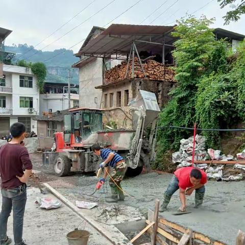 建南镇林口社区(原蔬菜村一组铧尖沟院子居民)自发组织，筹款修建院子路，总共花费四万五，今日硬化成功！付靖