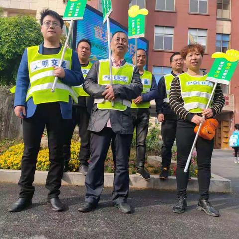 风雨无阻，守护雅小学子——四（2）班 快乐中队家长值周站岗记