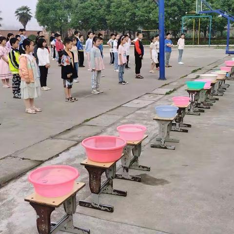 珍爱生命远离溺水-七条明德小学“一 分钟憋气”防溺水安全演练