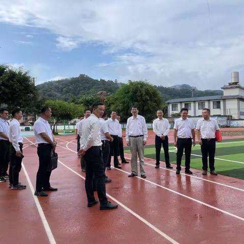 雨滴润物无声 爱心捐赠有情——江城县宝藏中学举行综合体育场建设项目揭牌仪式暨捐赠物资仪式