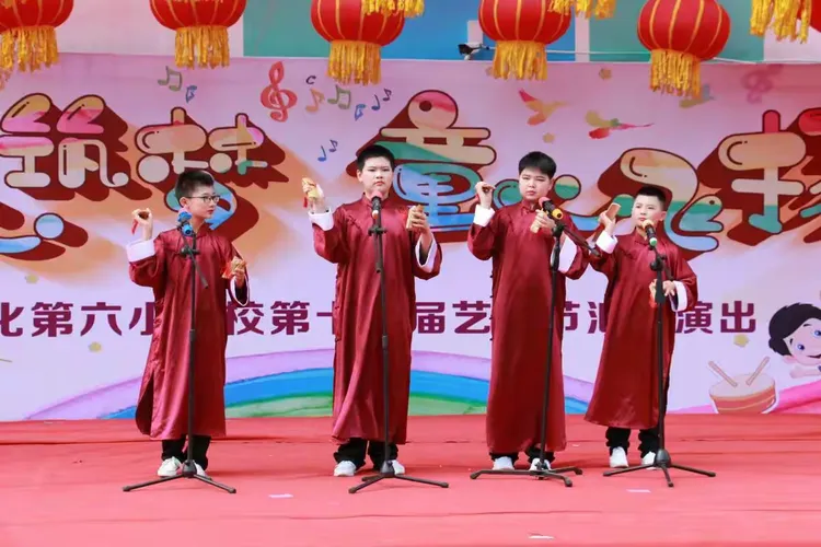 形式独特的“快板”、“三句半”、“武术”表演,使学生们耳目一新,开阔了眼界,丰富了内涵,深受大家