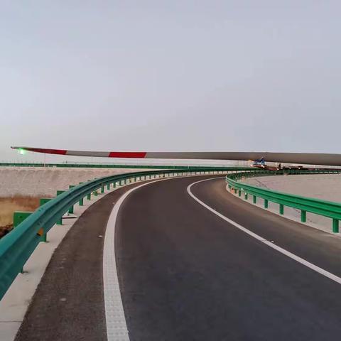 三抓三促进行时：高速路政暖心助力，受困大件车辆放心出行