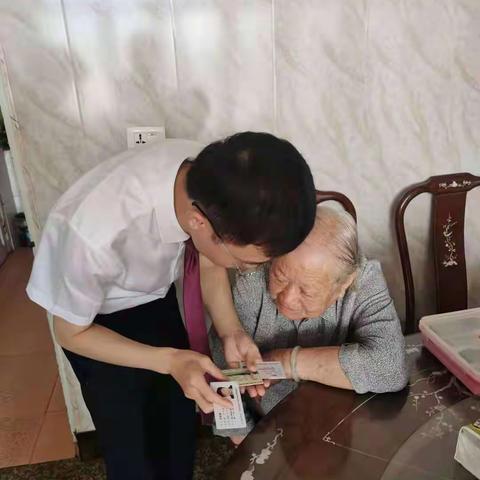 工行洞头支行开展上门服务老年人活动