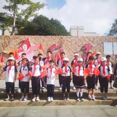 向国旗敬礼-202班假日活动第二分队“庆国庆，观升旗”