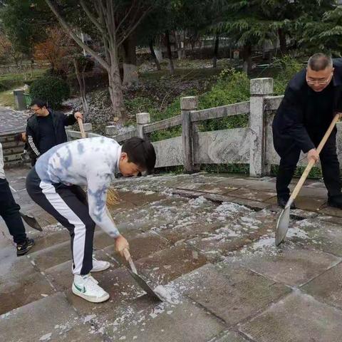 风雪袭校园，扫雪暖人心——边城高级中学党员教师开展扫雪除冰活动