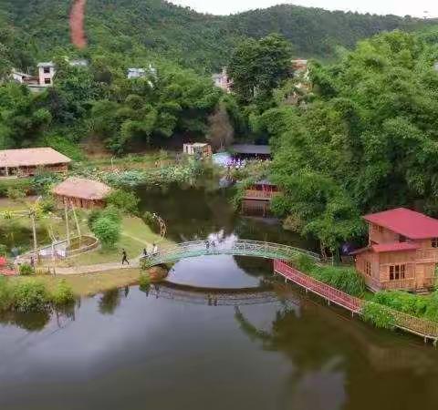 峨山月亮弯农庄是及农家乐，餐饮，野外烧烤，垂钓，酒吧，露营，篝火晚会娱乐于一体的休闲山庄，承接百桌以内的各…