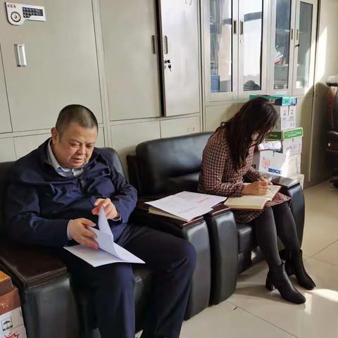 中小企业局党支部组织生活会召开前进行专题集中学习