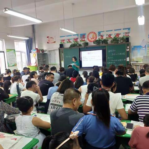 7月5日阳光灿烂，暑假正式开始了，家长会后，我们的成语接龙展示在今天如约而至