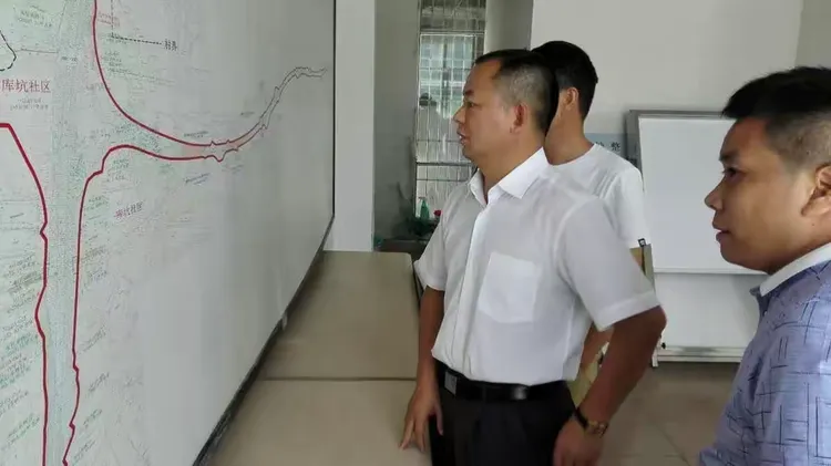 本周四,观澜街道余国强委员到观澜征地拆迁西片项目部了解深圳外环高速公路(观澜段)征地拆迁项目工作