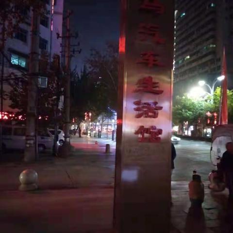 一支队对白马广场违法设置的户外单体广告进行拆除