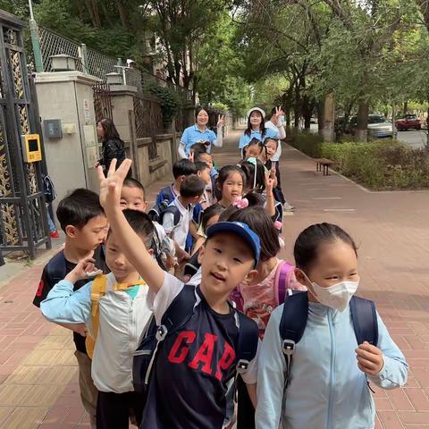 “走进小学，憧憬未来”世纪阳光幼儿园大班参观小学之旅