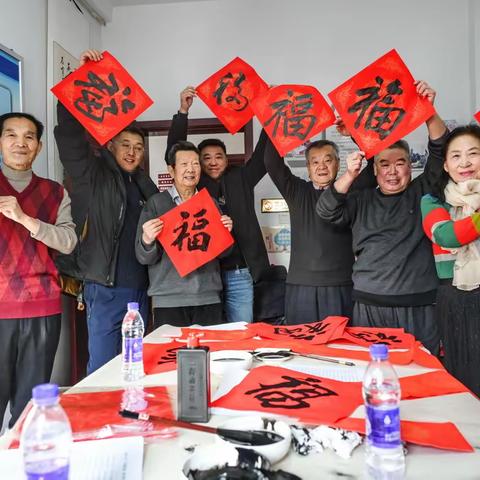 龙行龘龘 前程朤朤  红红火火 龙年吉祥 —— 给大家拜年啦！