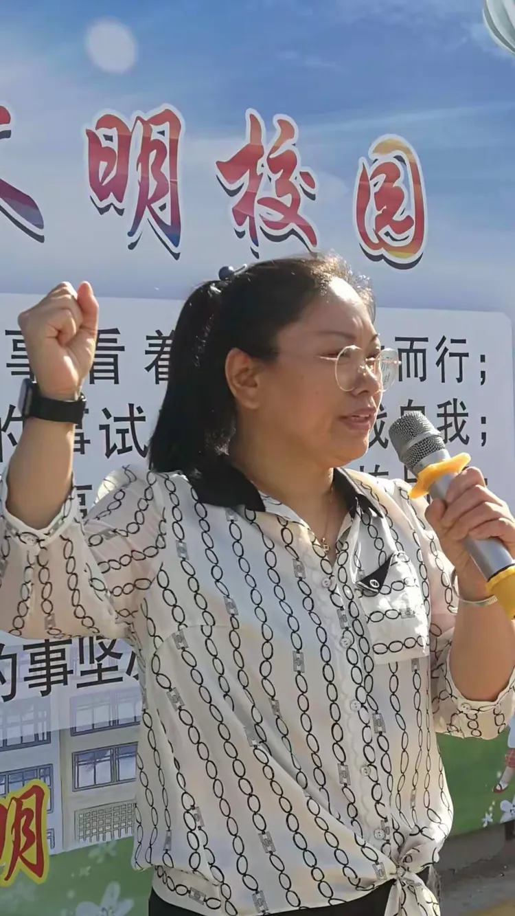 —肇州县红旗小学举行一年级新生"开笔礼"活动