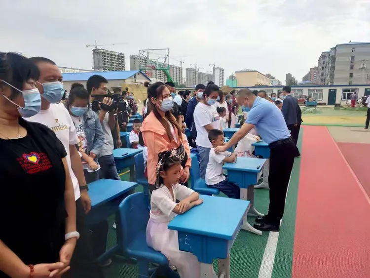 —肇州县红旗小学举行一年级新生"开笔礼"活动