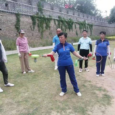 开封市空竹协会2022年全民健身运动，走基层，为广大热爱健身运动的群众传经送宝，活动开展的有声有色。
