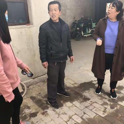 新马头镇中心校人员带队，深入到小郭斗村家访，督导美丽庭院建设情况。