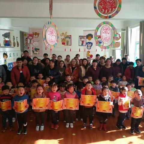 邹城市教育集团千泉小学幼儿园   中四班2019年元旦亲子活动