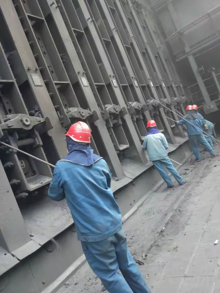 留给我们的只有1台加煤车,1台推焦车,2台拦焦车,其余车辆均不同程度