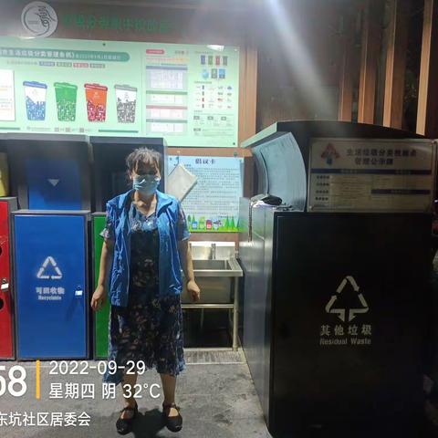 【凤凰街道】督导夜查，积极打造垃圾分类新时尚