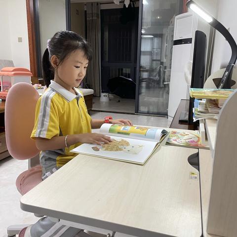 阅读、悦读、乐读——海口市五源河学习“我的书房”评比活动二年级（18）班 吴静萱