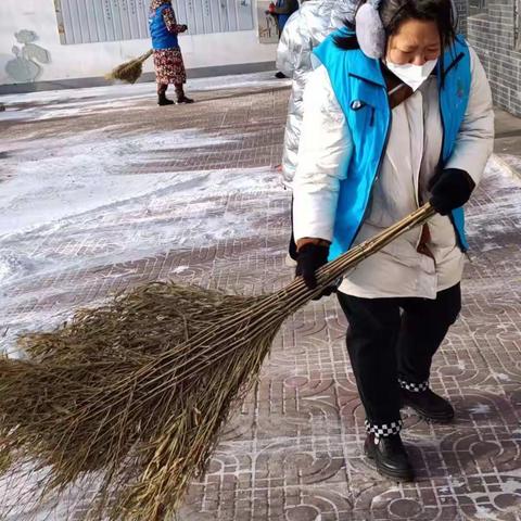 扫雪除冰暖人心   巾帼在行动