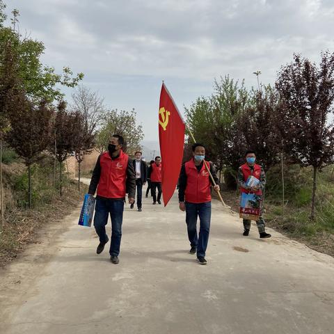 “我是党员 我先行” 南街村主题党日志愿服务活动