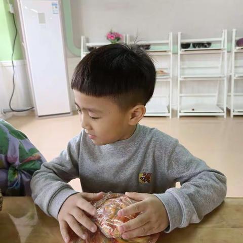 爱格乐幼儿园侬侬一班之美食坊