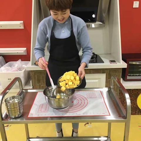 多才多艺的妈妈们走进《金色摇篮》烘焙课堂