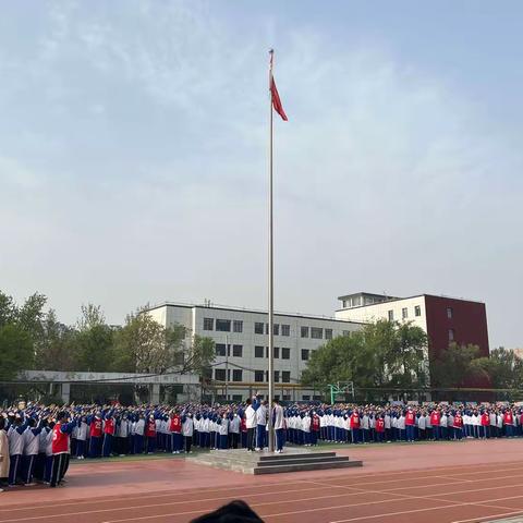 维护国家安全，从你我做起——德州市第九中学教育集团大学路小区升旗仪式