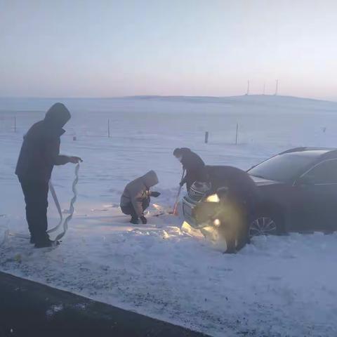 车辆陷雪遇困境 收费站救助显温情