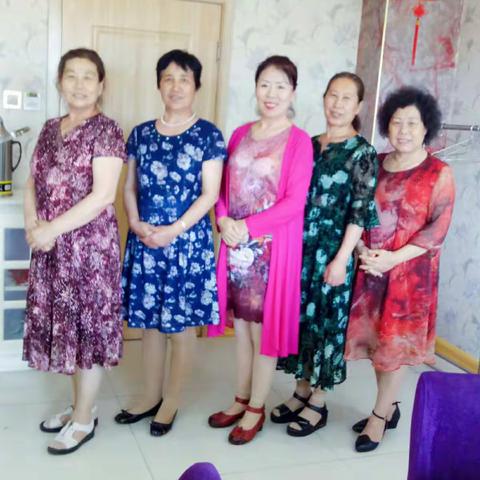 好姐妹相聚嘉合宾馆，炎炎烈日骄阳似火的盛夏见证着我们的友谊。