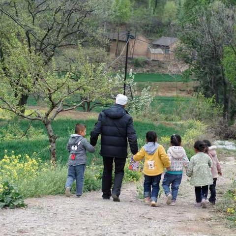 大山深处有一位83岁的孩子王