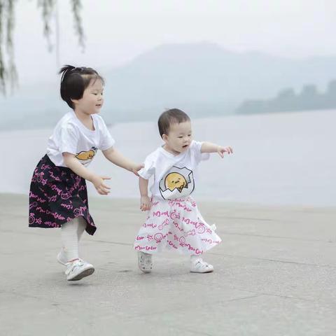 小姐俩游西湖