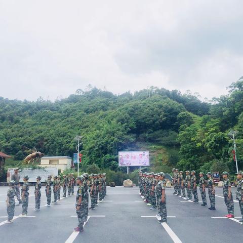 “小兵突击军事夏令营”第二期精彩瞬间👏🏻第三期正在火热招生中🔥🔥这个暑假，我跟你约😆