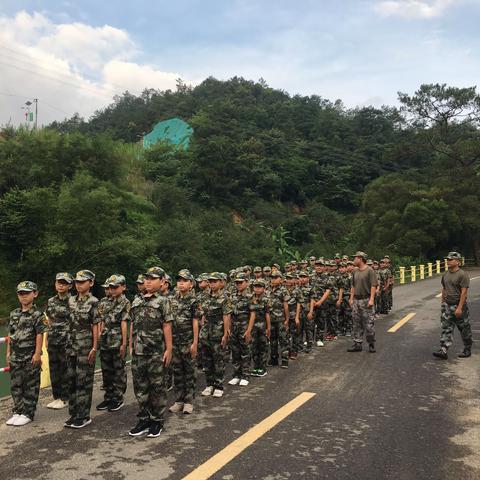 “小兵突击军事夏令营”第一期精彩瞬间🌟🌟第二期正在火热招生中🔥🔥这个暑假！我跟你约😁❗️