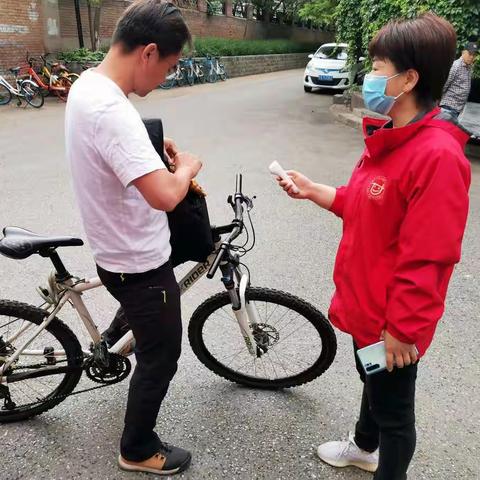 西钓社区----垃圾分类有序推  进疫情防控标准不降