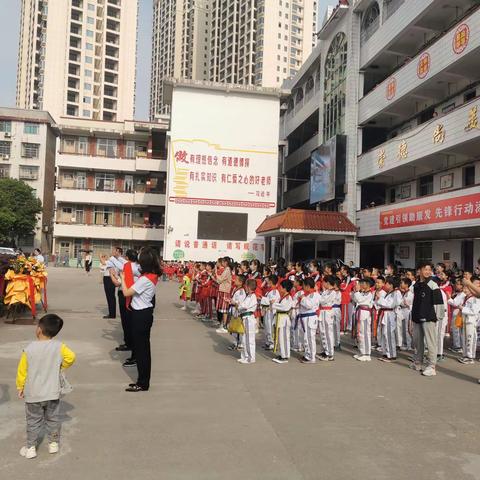 传统启迪心智 经典浸润校园                         ——澧源镇第一小学举行孔子塑像揭幕仪式